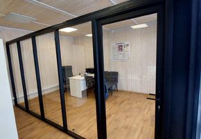 Наяда и классика стационарных перегородок Nayada-Standart и двери Vitrage для муниципального образования «Окружное кладбище» в г. Екатеринбург., Сургут