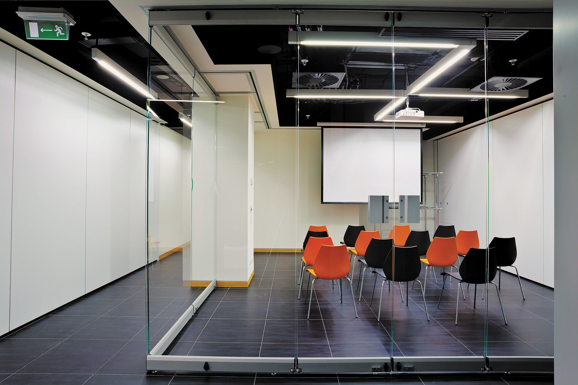 Фото Раздвижные цельностеклянные перегородки NAYADA SmartWall G5