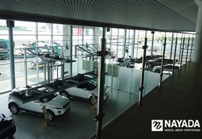 Системы ограждений в проекте Автосалон Jaguar Land Rover Range Rover