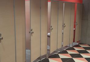 Туалетные перегородки в проекте Сантехнические кабинки для торгового центра «Матрешка»