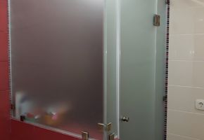 в проекте Душевая кабина из стекла в частном интерьере