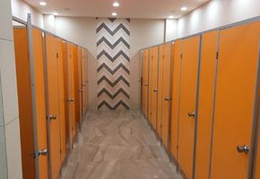 Туалетные перегородки в проекте Сантехнические кабины и столешницы в ТЦ Рандеву