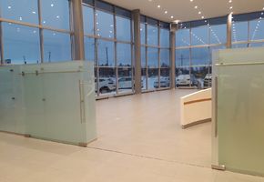 Цельностеклянные двери в проекте Перегородки и двери в Автосалоне Toyota г.Ноябрьск