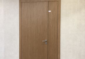 Шпонированные двери Regina в проекте Установка офисных перегородок и дверей для офиса компании ПАО Новатек в г. Новый Уренгой