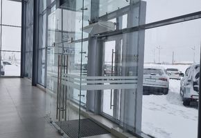 Цельностеклянные двери в проекте Перегородки, двери, ограждения в автосалоне г. Н.Уренгой