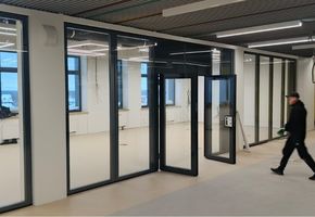 NAYADA SmartWall WG5 в проекте Установка раздвижной перегородки и козырька в школе г. Губкинский