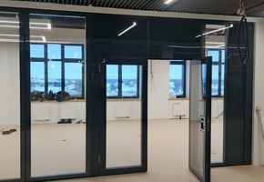 NAYADA SmartWall WG5 в проекте Установка раздвижной перегородки и козырька в школе г. Губкинский