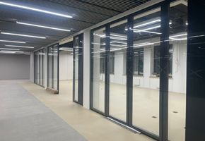 NAYADA SmartWall WG5 в проекте Установка раздвижной перегородки и козырька в школе г. Губкинский