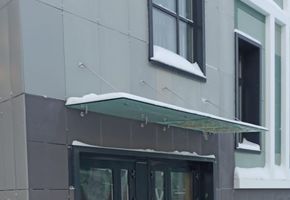 Козырьки и навесы из стекла в проекте Установка раздвижной перегородки и козырька в школе г. Губкинский