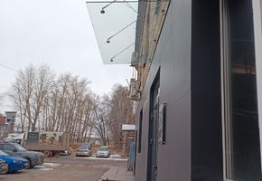 Козырьки и навесы из стекла в проекте Цельностеклянные козырьки для салона «Laminam» г. Тюмень