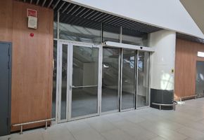 Автоматические двери в проекте Монтаж дверей и перегородок в Международном аэропорту Рощино имени Д. И. Менделеева