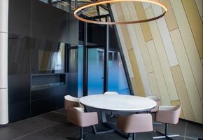 Облицовка стеклом в проекте Установка автоматических дверей и облицовка стен стеклом в аэропорту Нового Уренгоя