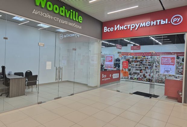 Проект Изготовление цельностеклянной перегородки для дизайн-студии мебели Woodville