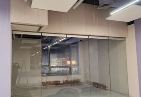 NAYADA SmartWall WG5 в проекте Установка стеклянных раздвижных перегородок NAYADA SmartWall G5 в кванториуме