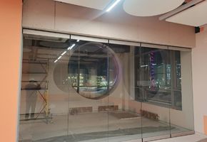 Раздвижные перегородки в проекте Установка стеклянных раздвижных перегородок NAYADA SmartWall G5 в кванториуме