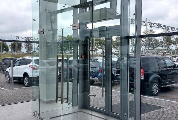 Проект Изготовление цельностеклянной перегородки и входной группы для автосалона Chery г. Пермь