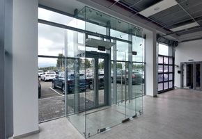 NAYADA-Crystal в проекте Изготовление цельностеклянной перегородки и входной группы для автосалона Chery г. Пермь