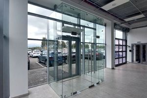 Проект Изготовление цельностеклянной перегородки и входной группы для автосалона Chery г. Пермь