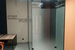 Проект Изготовление цельностеклянной перегородки и цельностеклянной двери для офиса продаж ЖК «Отличие»