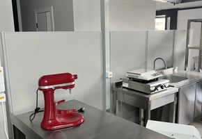 NAYADA-Blitz в проекте Установка мобильных перегородок Nayada-Blitz и комбинированной перегородки Standart для Тюменского техникума индустрии питания, коммерции и сервиса.