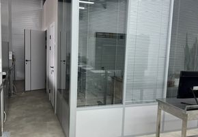 NAYADA-Standart в проекте Установка мобильных перегородок Nayada-Blitz и комбинированной перегородки Standart для Тюменского техникума индустрии питания, коммерции и сервиса.