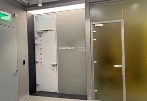 Цельностеклянные двери в проекте Изготовление цельностеклянных перегородок и дверей Райффайзенбанк г. Челябинск