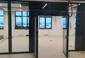Установка раздвижной перегородки и козырька в школе г. Губкинский, Губкинский