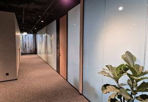 Установка дверей и перегородок в центральном офисе Застройщика Брусника, Сургут