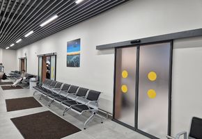 Монтаж дверей и перегородок в Международном аэропорту Рощино имени Д. И. Менделеева, Тюмень