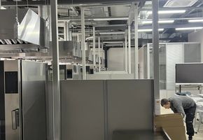 Установка мобильных перегородок Nayada-Blitz и комбинированной перегородки Standart для Тюменского техникума индустрии питания, коммерции и сервиса., Тюмень