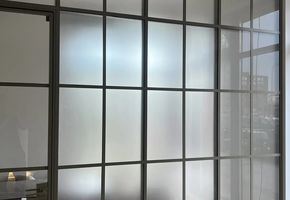 Стационарные перегородки Nayada – Standart Lite и Дверь Nayada Slim в офис продаж ЖК «Прео»., Тюмень