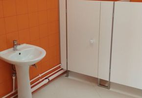 Сантехнические кабинки в детском садике