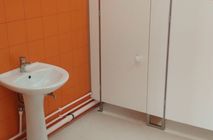 Сантехнические кабинки в детском садике