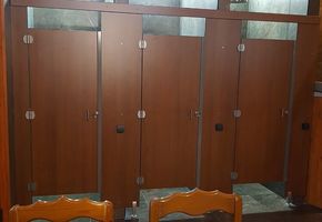 антехнические кабинки и шкафчики для переодевания на источнике Аван