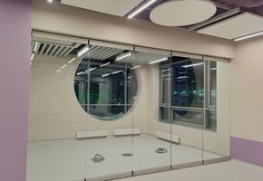 Установка стеклянных раздвижных перегородок NAYADA SmartWall G5 в кванториуме