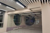 Установка стеклянных раздвижных перегородок NAYADA SmartWall G5 в кванториуме
