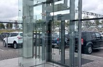 Изготовление цельностеклянной перегородки и входной группы для автосалона Chery г. Пермь