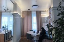 Изготовление цельностеклянной перегородки и цельностеклянных дверей для офиса продаж ЖК Скандиа