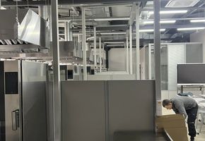 Установка мобильных перегородок Nayada-Blitz и комбинированной перегородки Standart для Тюменского техникума индустрии питания, коммерции и сервиса.