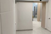 Установка откатных дверей и цельностеклянной перегородки Nayada Crystal для стоматологии Дэнт-Элит г. Екатеринбург